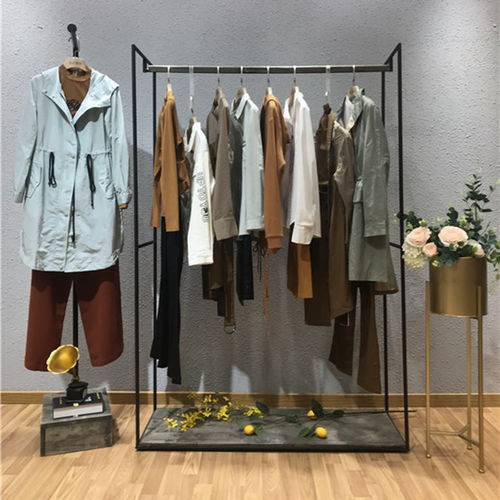 意識(shí)流風(fēng)格服飾熱潮 中老年女裝地?cái)偱l(fā)市場(chǎng)的新動(dòng)向